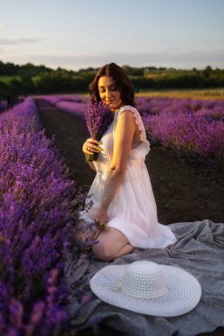 Lavanta tarlasında düğün gününde güzel gelin. Lavanta çiçekli yeni evli kadın. Beyaz elbiseli, lavantalı kız.