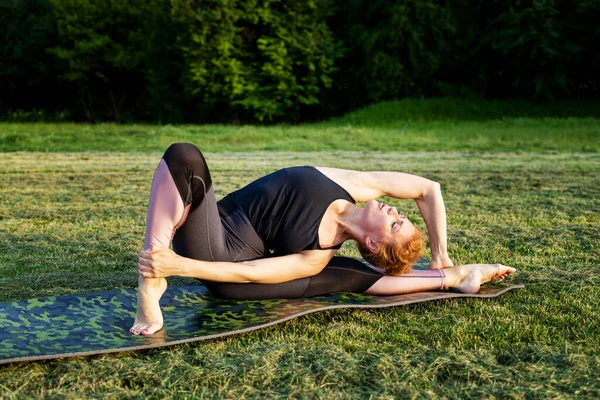 Das Mädchen Macht Stretching Auf Der Yogamatte Yoga — Stockfoto
