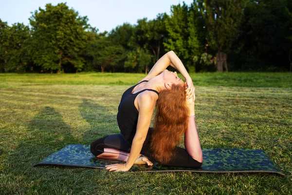 Kız halının üzerinde geriniyor. Reklam için yer