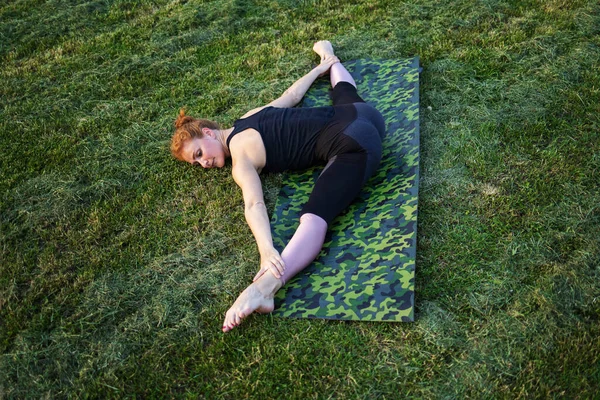 Ein Süßes Kleines Mädchen Zeigt Turnübungen Die Sie Einer Sportschule — Stockfoto