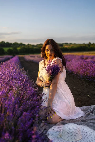 Hermosa Novia Día Boda Campo Lavanda Mujer Recién Casada Con — Foto de Stock