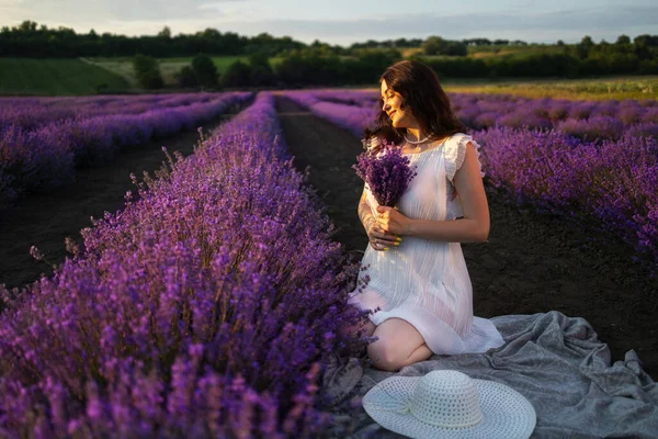 Hermosa Novia Día Boda Campo Lavanda Mujer Recién Casada Con —  Fotos de Stock