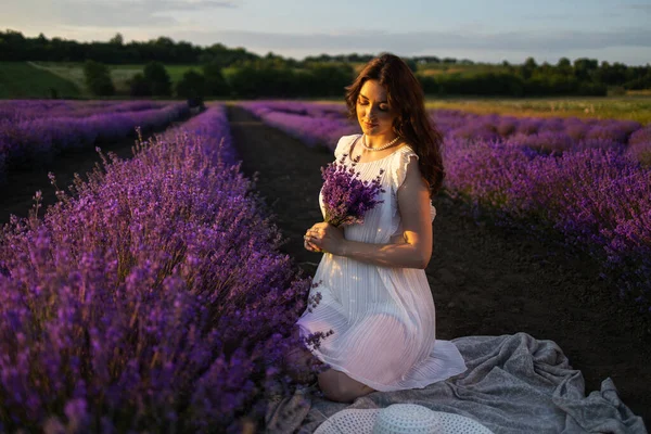 Chica Vestido Sexy Lavanda Chica Sonriente Atardecer Sobre Lavenda Verano —  Fotos de Stock