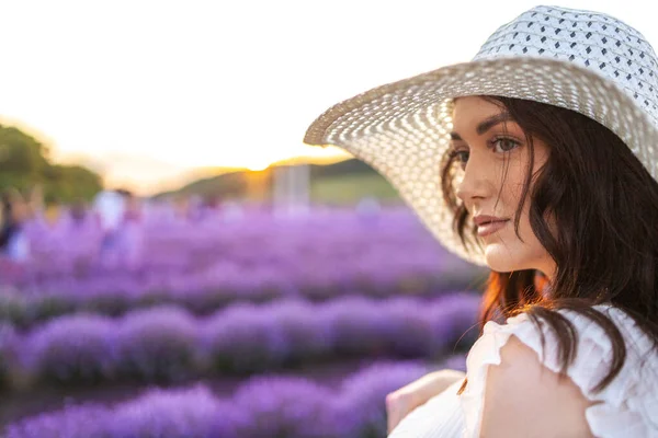 Chica Sombrero Lavanda Girl Recoger Lavender Soft Foco Serie — Foto de Stock