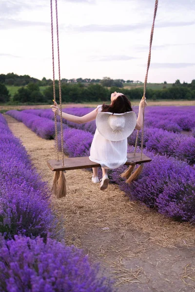 Mädchen Auf Einer Schaukel Lavendel Sommer — Stockfoto