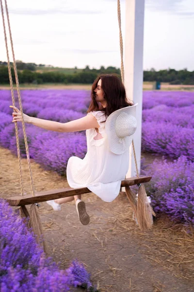 Chica Columpio Lavanda Verano —  Fotos de Stock