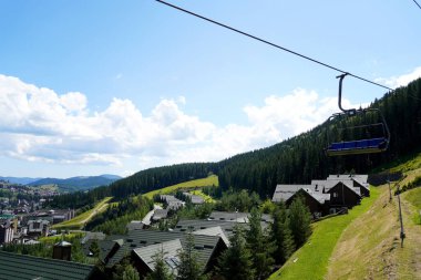 Yükseklikten tatil Bukovel Manzara yaz görünümü, Karpat Dağları, Ukrayna.
