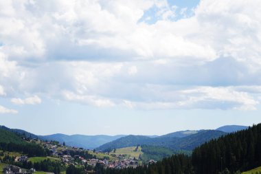 Bukovel, Ukrayna - 14 Temmuz 2025: Kayak merkezi Bukovel. Karpat dağlarında yaz tatili