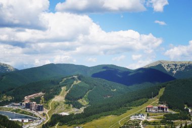 Bukovel, Ukrayna - 14 Temmuz 2025: Kayak merkezi Bukovel. Karpat dağlarında yaz tatili