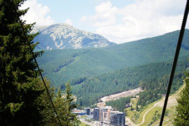 Bukovel, Ukrayna - 14 Temmuz 2025: Kayak merkezi Bukovel. Karpat dağlarında yaz tatili