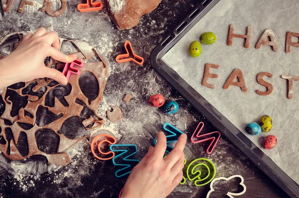 Paskalya kurabiyesi yapan küçük kız