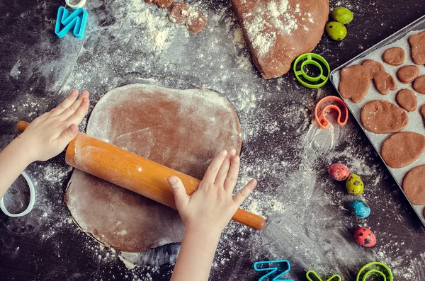 Genç kızın elleri hamuru oklava ile kapatma