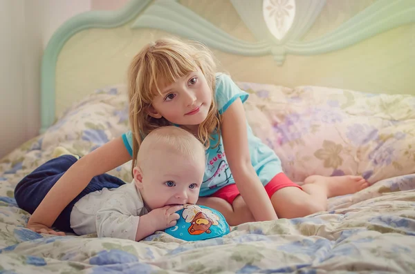 Grote zus en haar baby broer — Stockfoto