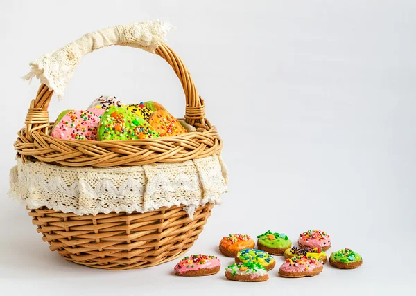 Barevné Velikonoce sušenky v košíku — Stock fotografie