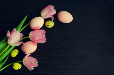 Renkli yumurta ve pembe lale ile Paskalya arka plan