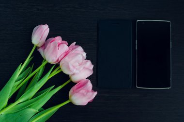 Cep telefonu ile Pembe Lale buketi