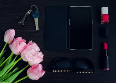 Kadın pembe ve siyah aksesuarları