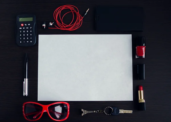 Bayan kırmızı ve siyah aksesuarlar