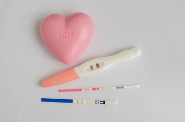 Pembe kalpli farklı pozitif gebelik testi