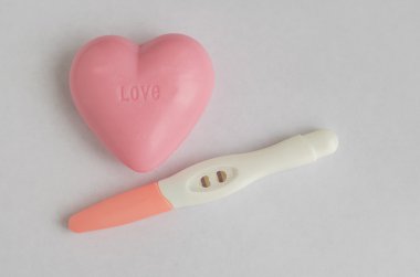 Pembe kalpli pozitif gebelik testi