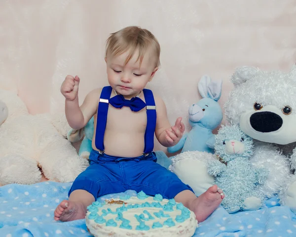 Happy baby boy eating cake for his first birthday party — Stock Photo, Image