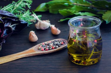 Biberiye, sarımsak ve biberli zeytinyağı.