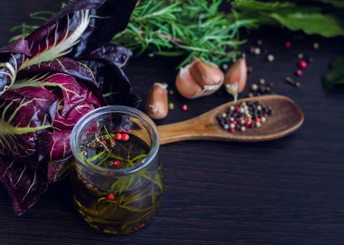 Biberiye, sarımsak ve biberli zeytinyağı.