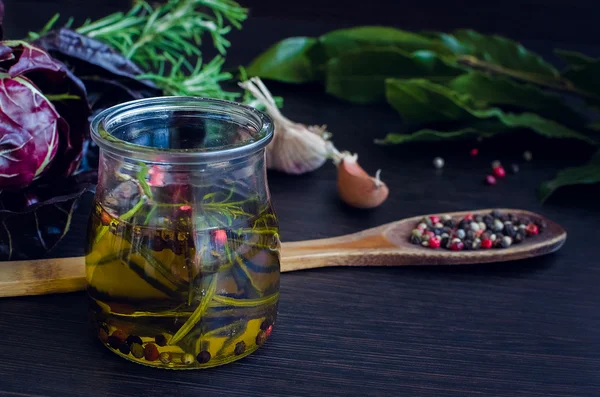 Minyak zaitun dengan rosemary, bawang putih dan lada — Stok Foto