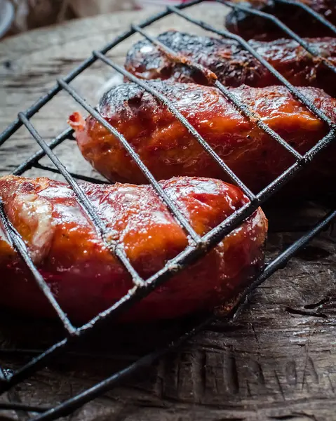 Grillwürste auf Holztisch — Stockfoto