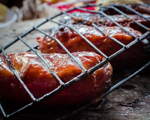 Grillwürste auf Holztisch — Stockfoto