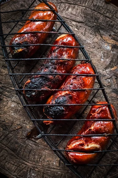 Würstchen auf dem Grill grillen — Stockfoto