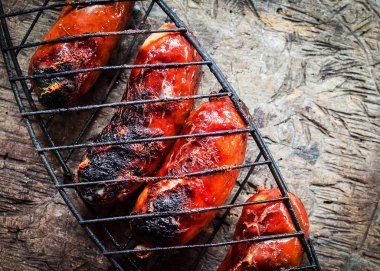 Izgarada ızgara sosis.