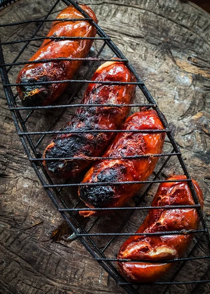 Würstchen auf dem Grill grillen — Stockfoto