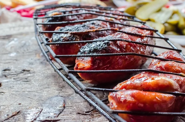 Grillwürste auf Holztisch — Stockfoto