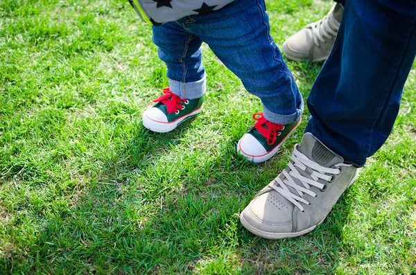 Yürüme yürümeye başlayan çocuk kavramı