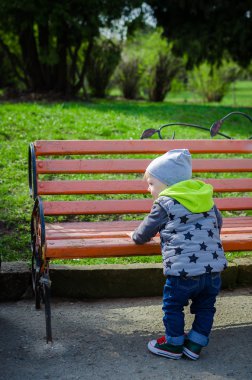 Kürsüye duran yürümeye başlayan çocuk