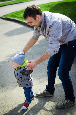 Babası onun bebeği ilk adımlarla yol gösterici