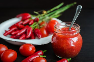 Domates soslu taze malzemelerle Cam Kavanoz