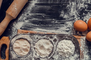 Kavramı koyu arka plan üzerinde pişirme