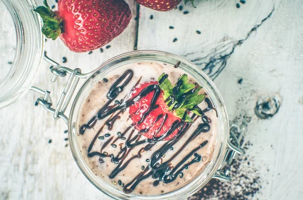 Hausgemachter Joghurt im Glas mit Erdbeere — Stockfoto