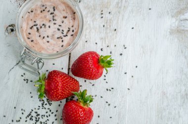 Kavanozda çilek ile ev yapımı yoğurt