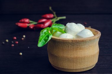 Ahşap arka plan üzerinde taze Mozzarella 