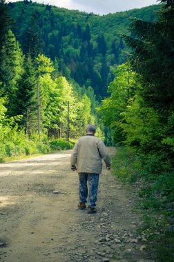 Komuta sizde dağlar yolda gidiyor