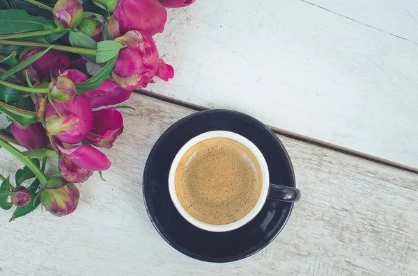 Kaffe och blommor — Stockfoto