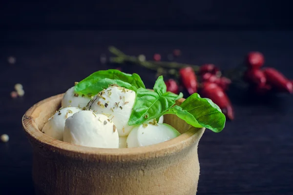 Ahşap arka plan üzerinde taze Mozzarella