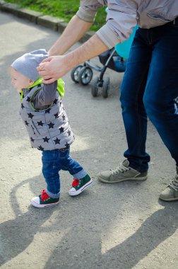 Babası onun bebeği ilk adımlarla yol gösterici