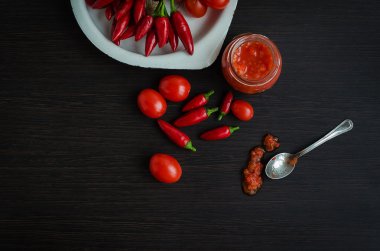 adjika taze rendelenmiş kırmızı biber ve kırmızı biber