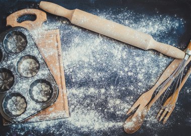 Kavramı koyu arka plan üzerinde pişirme