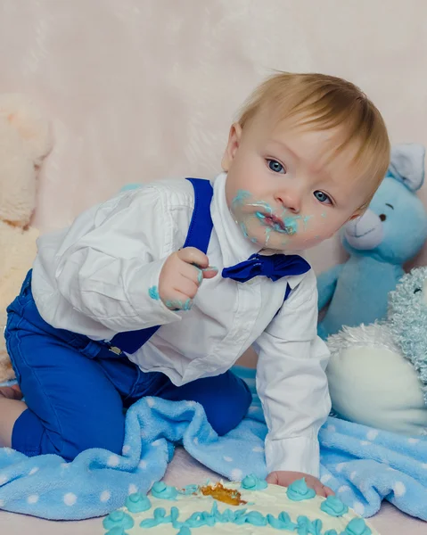 Divertente bambino sta mangiando una torta gustosa . — Foto Stock