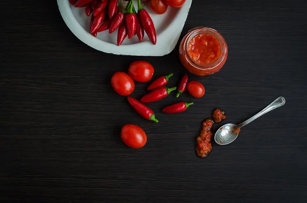 Magda čerstvé strouhané červenou paprikou a chilli — Stock fotografie